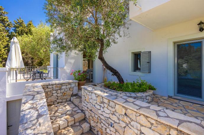 Terrace area . - Villa Marmari . (Photo Gallery) }}