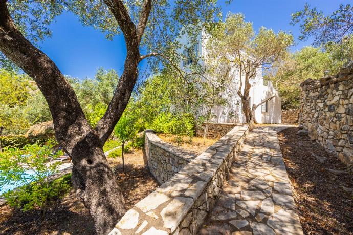 Garden area . - Villa Marmari . (Photo Gallery) }}