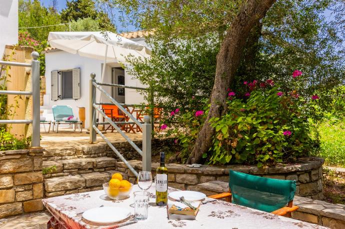 Shared terrace area . - Aimilia Cottage . (Photo Gallery) }}