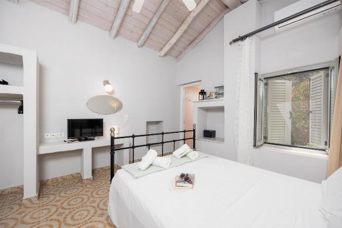 Open-plan cottage with double bed, dining area, kitchen, bathroom, A/C, WiFi internet, and TV . - Aimilia Cottage . (Photo Gallery) }}