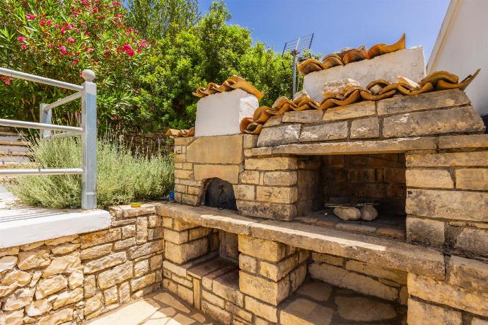 BBQ area . - Aimilia Cottage . (Photo Gallery) }}