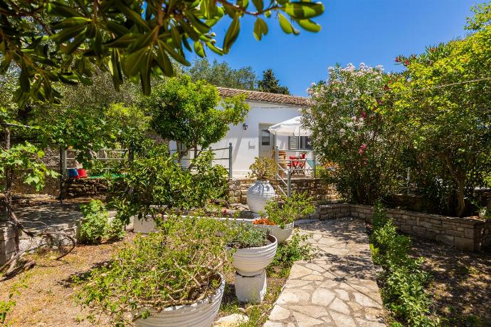 Garden area . - Eleni Cottage . (Photo Gallery) }}