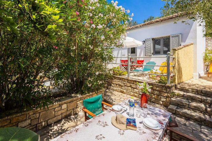 Shared terrace area . - Eleni Cottage . (Photo Gallery) }}
