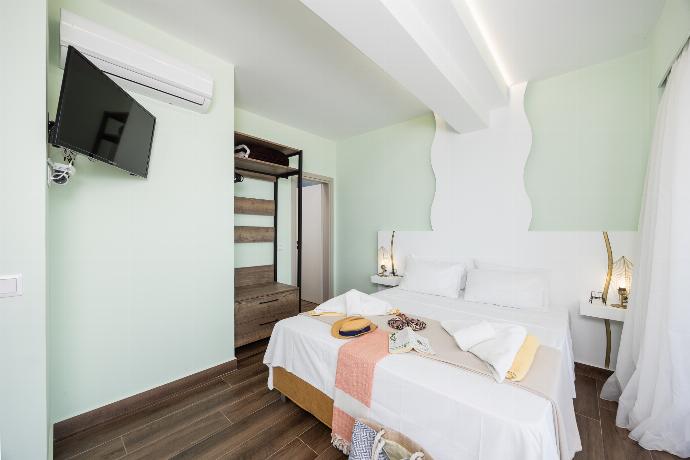 Double bedroom with en suite bathroom, A/C, and sea views . - Villa Alora . (Photo Gallery) }}