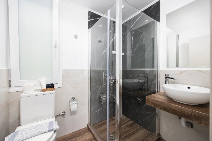 En suite bathroom with shower . - Villa Alora . (Photo Gallery) }}