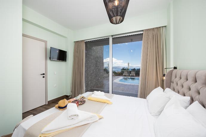 Double bedroom with en suite bathroom and A/C . - Villa Alora . (Photo Gallery) }}