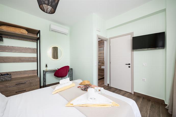 Double bedroom with en suite bathroom and A/C . - Villa Alora . (Photo Gallery) }}