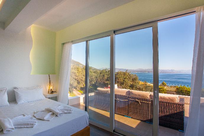 Double bedroom with en suite bathroom, A/C, and balcony access with panoramic sea views . - Villa Daisy . (Galería de imágenes) }}