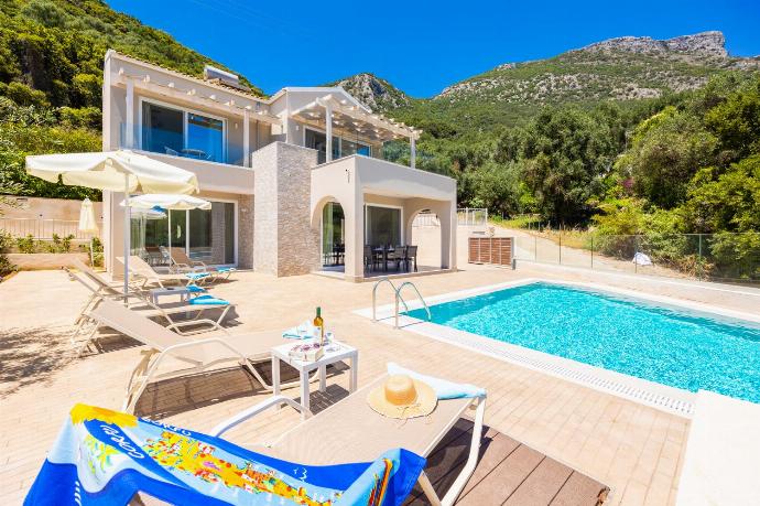Beautiful villa with private pool and terrace with sea views . - Villa Daisy . (Photo Gallery) }}