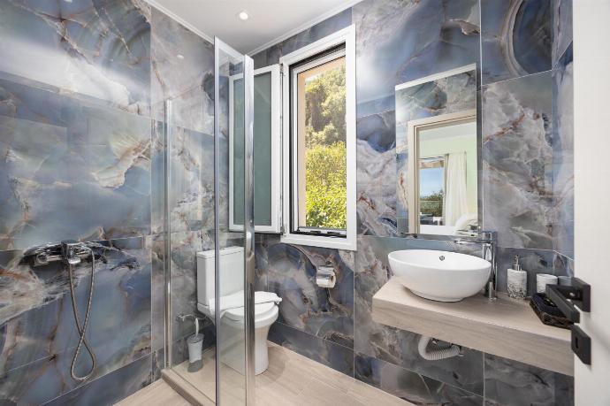 En suite bathroom with shower . - Villa Daisy . (Photo Gallery) }}