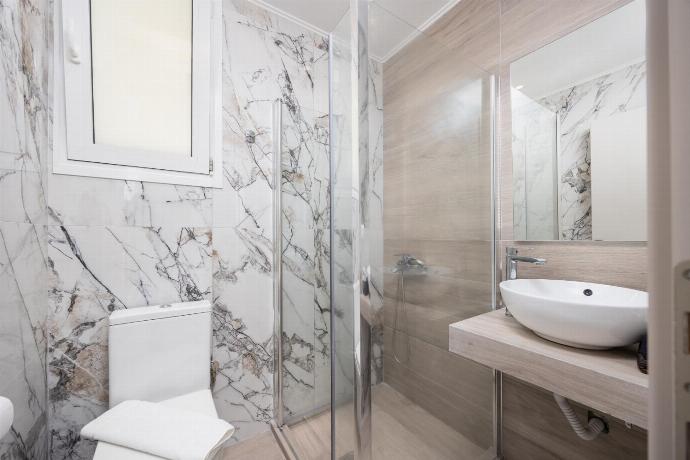 En suite bathroom with shower . - Villa Daisy . (Photo Gallery) }}