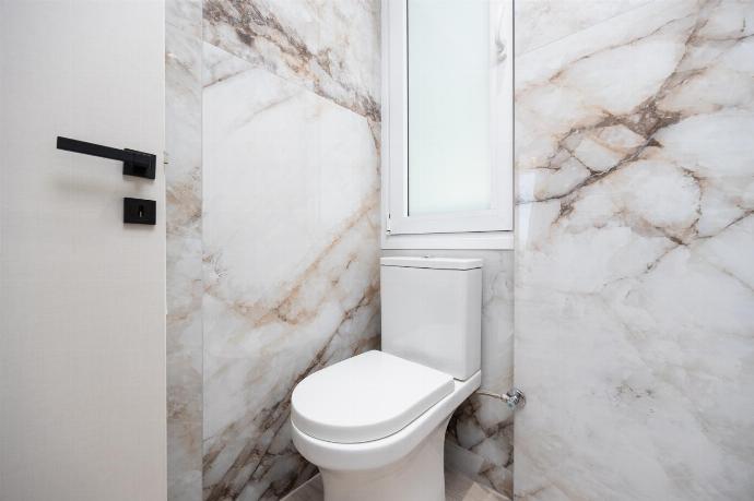 En suite bathroom with shower . - Villa Daisy . (Photo Gallery) }}