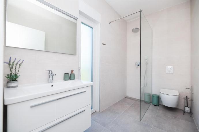 En suite bathroom with shower . - Villa Vesna . (Galleria fotografica) }}