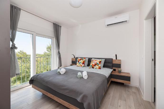 Double bedroom with en suite bathroom, A/C . - Villa Vesna . (Photo Gallery) }}