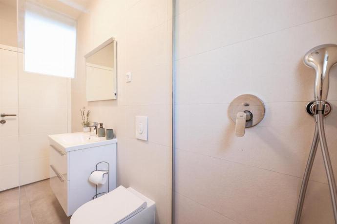 En suite bathroom with shower . - Villa Vesna . (Fotogalerie) }}