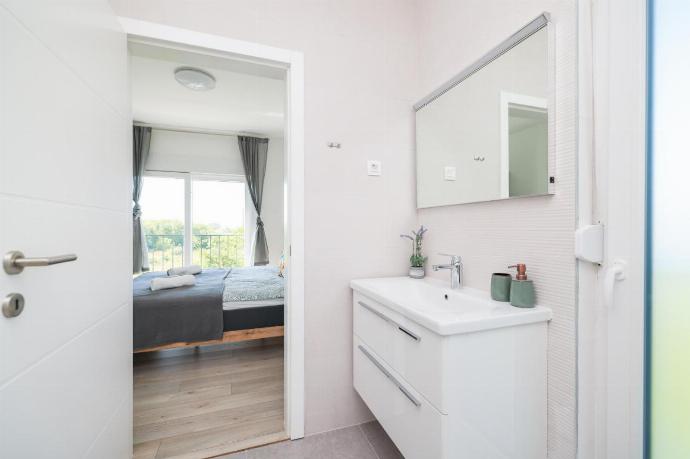 En suite bathroom with shower . - Villa Vesna . (Galería de imágenes) }}