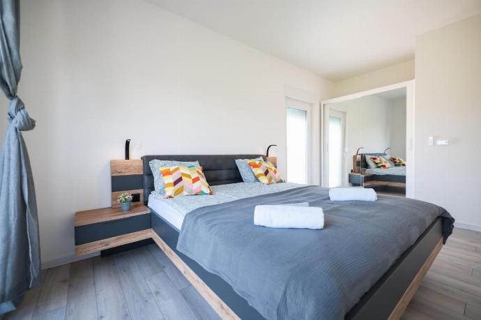 Double bedroom with En-suite bathroom, A/C and upper terrace access . - Villa Vesna . (Galleria fotografica) }}