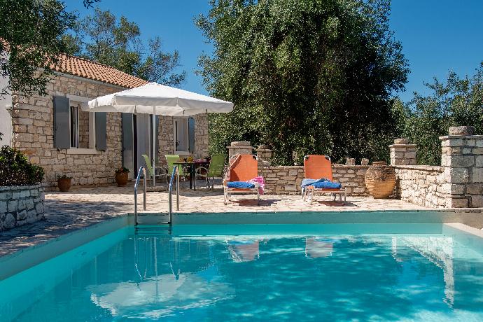 Private pool, terrace and garden . - Villa Hara . (Galleria fotografica) }}