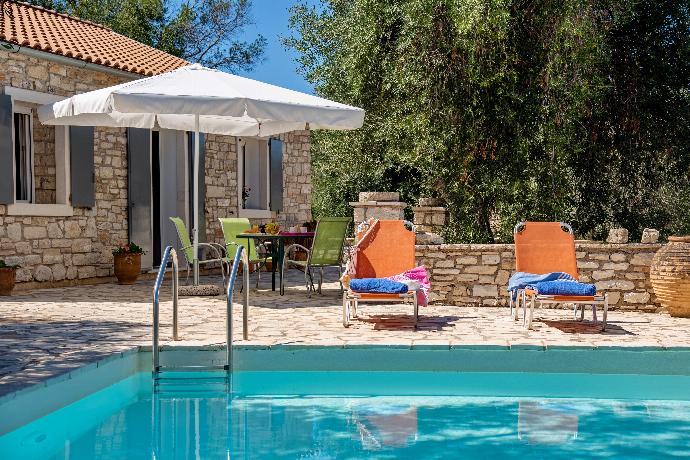 Private pool and terrace . - Villa Hara . (Galleria fotografica) }}