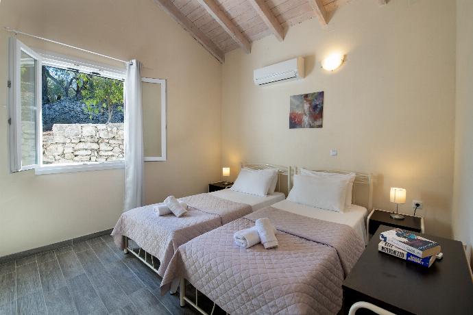 Twin bedroom with A/C . - Villa Hara . (Galleria fotografica) }}