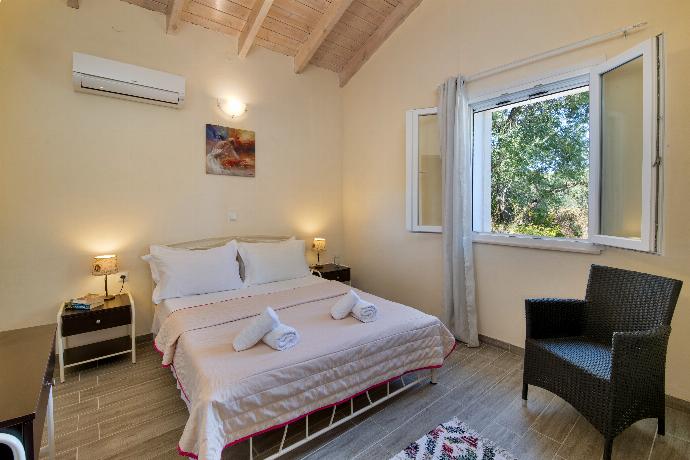 Double bedroom with A/C . - Villa Hara . (Galleria fotografica) }}