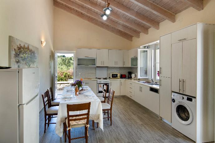 Equipped kitchen . - Villa Hara . (Galleria fotografica) }}