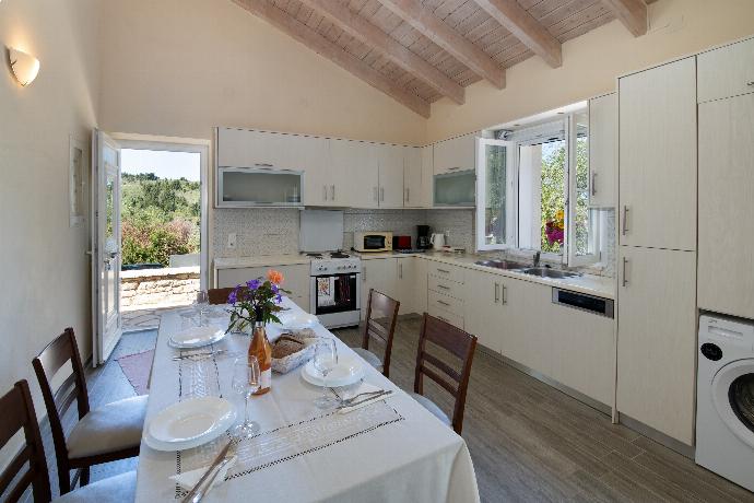 Equipped kitchen . - Villa Hara . (Galleria fotografica) }}