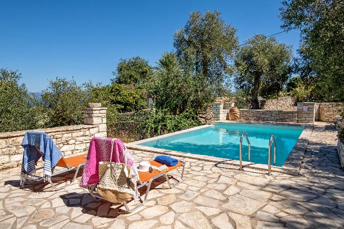 Private pool, terrace and garden . - Villa Hara . (Galleria fotografica) }}