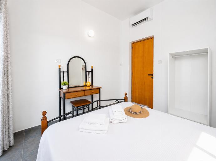 Double bedroom with A/C . - Villa Rotiana . (Galleria fotografica) }}