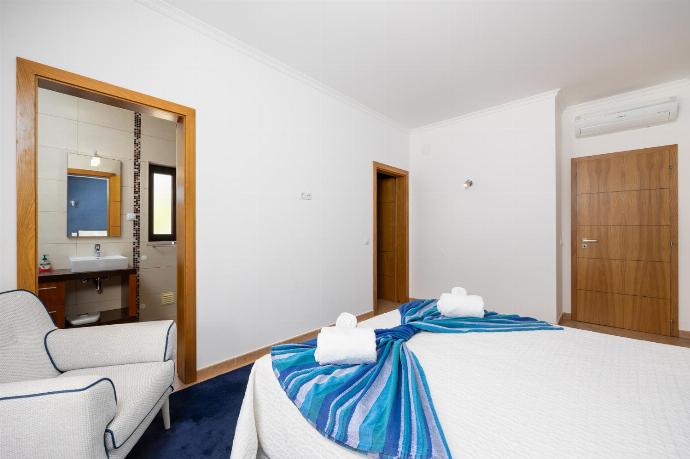 Double bedroom with en suite bathroom and A/C . - Villa Paraiso . (Galerie de photos) }}