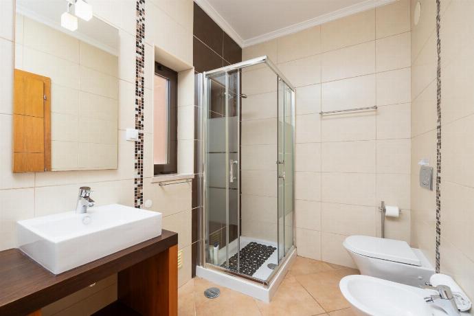 En suite bathroom with shower and jacuzzi . - Villa Paraiso . (Galerie de photos) }}
