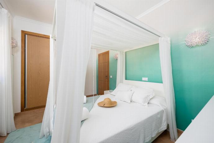 Double bedroom with en suite bathroom and A/C . - Villa Paraiso . (Photo Gallery) }}