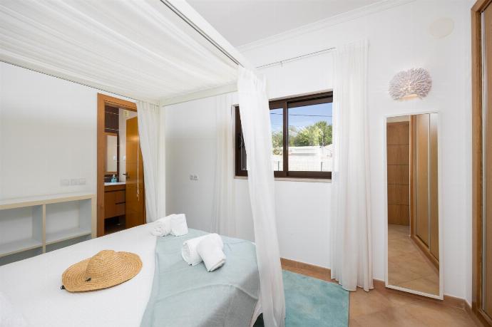 Double bedroom with en suite bathroom and A/C . - Villa Paraiso . (Photo Gallery) }}