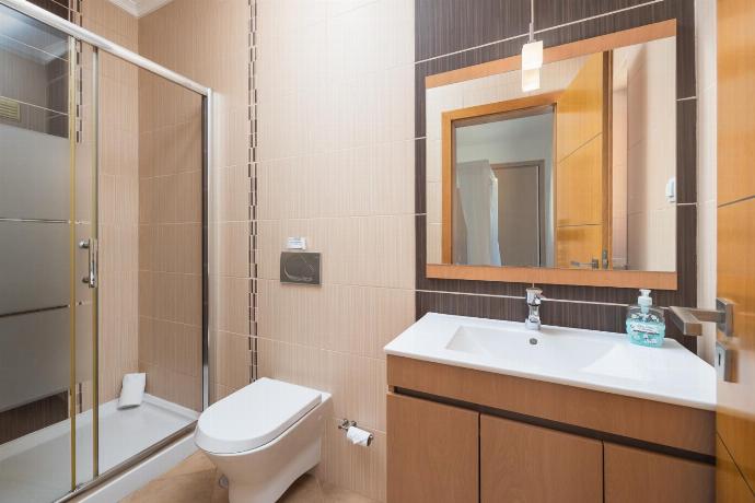 En suite bathroom with shower . - Villa Paraiso . (Photo Gallery) }}