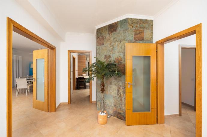 Entrance area . - Villa Paraiso . (Galerie de photos) }}