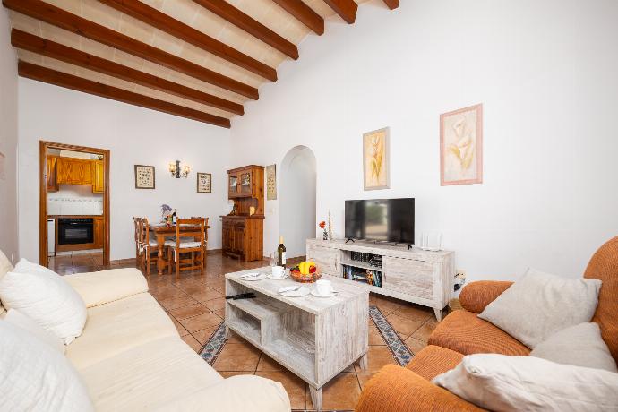 Living room with sofas, dining area, WiFi internet, and satellite TV . - Villa Miguel Dos . (Galerie de photos) }}