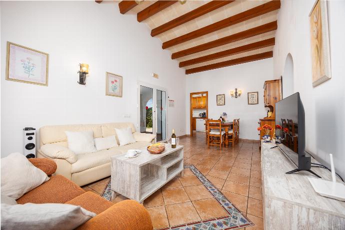 Living room with sofas, dining area, WiFi internet, and satellite TV . - Villa Miguel Dos . (Galerie de photos) }}