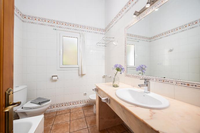 En suite bathroom with bath and shower . - Villa Miguel Dos . (Galerie de photos) }}