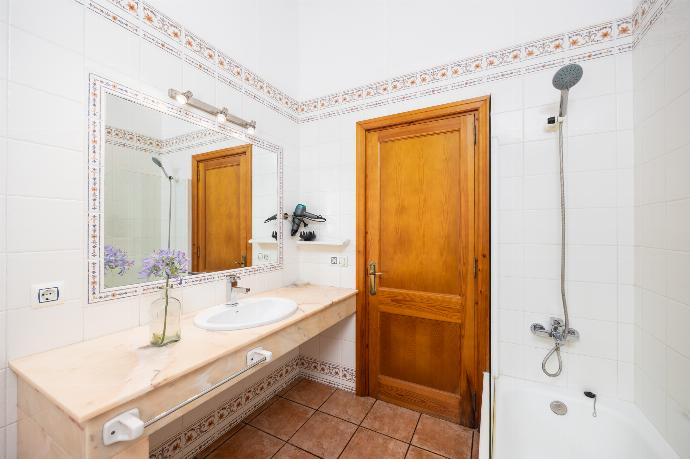 En suite bathroom with bath and shower . - Villa Miguel Dos . (Galerie de photos) }}