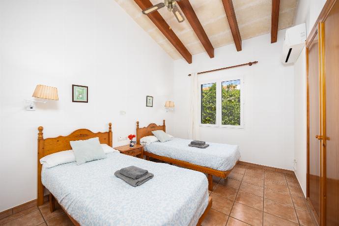 Twin bedroom with A/C . - Villa Miguel Dos . (Galerie de photos) }}