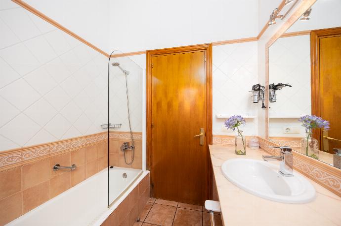 Family bathroom with bath and shower . - Villa Miguel Dos . (Galerie de photos) }}