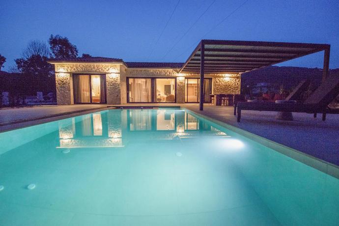 Night view . - Villa Lilia . (Photo Gallery) }}