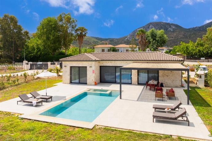 Beautiful villa with private pool and terrace . - Villa Lilia . (Photo Gallery) }}