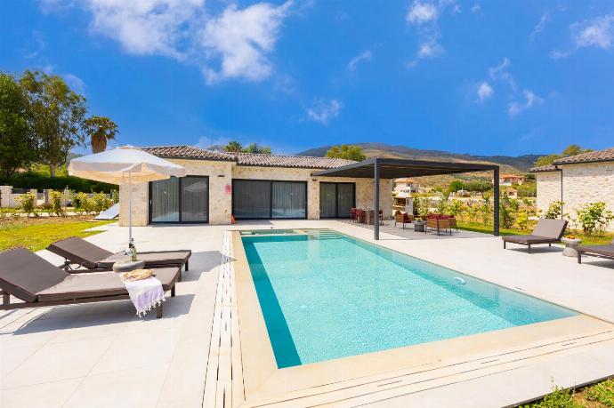 Beautiful villa with private pool and terrace . - Villa Lilia . (Photo Gallery) }}