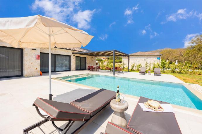 Beautiful villa with private pool and terrace . - Villa Lilia . (Photo Gallery) }}