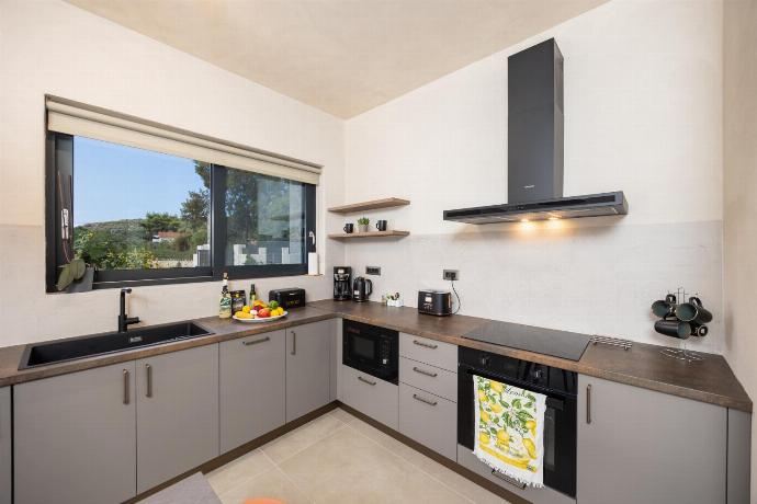 Equipped kitchen . - Villa Lilia . (Photo Gallery) }}