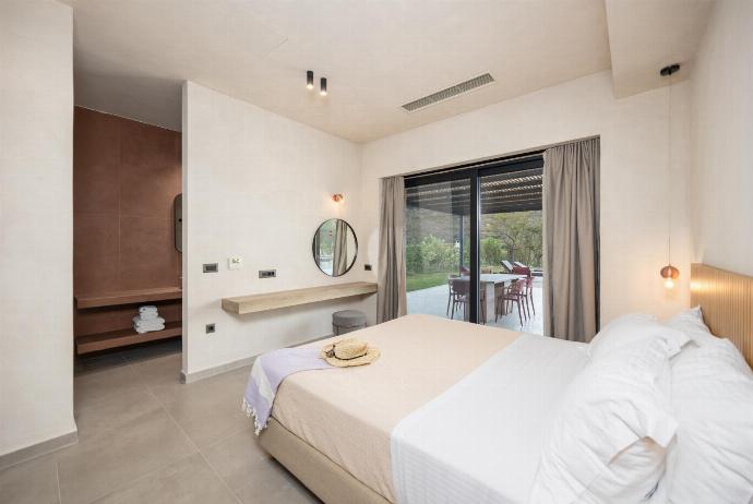 Double bedroom with en suite bathroom and A/C . - Villa Lilia . (Photo Gallery) }}