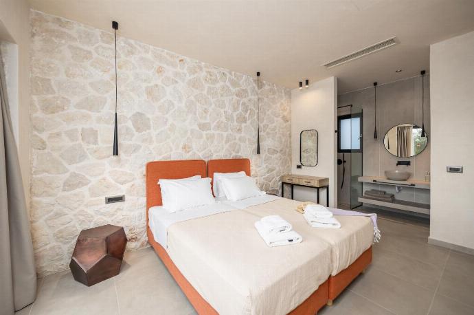 Twin bedroom with en suite bathroom and A/C . - Villa Lilia . (Photo Gallery) }}