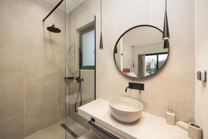 En suite bathroom with shower . - Villa Lilia . (Photo Gallery) }}