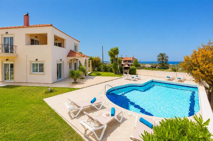 Beautiful villa with private pool and terrace with sea views . - Villa Maia . (Photo Gallery) }}